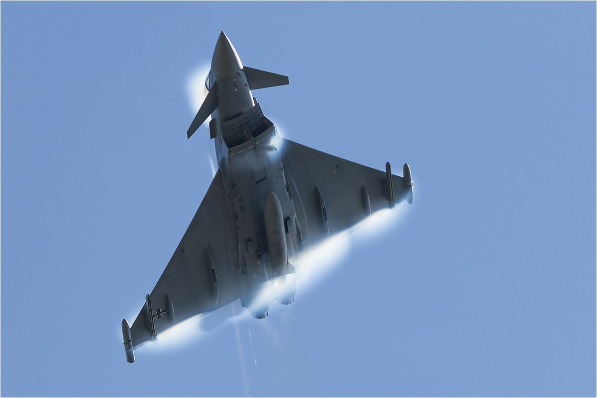 Spektakulär sind immer wieder die Strömungsabrisse. Ein aerodynamisches Phänomen.

Canon EOS R5m2
RF100-500mm F4.5-7.1 L IS USM (400 mm)
1/3200 sek, ISO: 640, F7.1, +0.0
Aufnahmedatum: 18.08.2025 09:58 Uhr

Canon-Einstellungen:
Belichtungsmodus: M (Manuell)
AF-Methode: AF flexible Zone 1 mit Motiverkennung
AF Case: Auto
AF-Betrieb: AI Servo AF
Augenerkennung: Ein
Motiverkennung: Vehicles
Focus-Distanz: >55.78 m
Bildqualität: CRAW
Auslöser-Modus: Electronic
Aufnahmeart: Serienaufnahme
Stabilisierung: Ein (2)
Kamera Temp.: 43 C

Bearbeitung: 
#Lightroom #Photoshop #Topazlabs #PhotoSupreme

#photography #canon #canondeutschland #planespotting #aviationgeek #aviation #avationlovers #eurofighter #teamluftwaffe #luftwaffe #Bundeswehr #stall #fliegerhorstneuburg