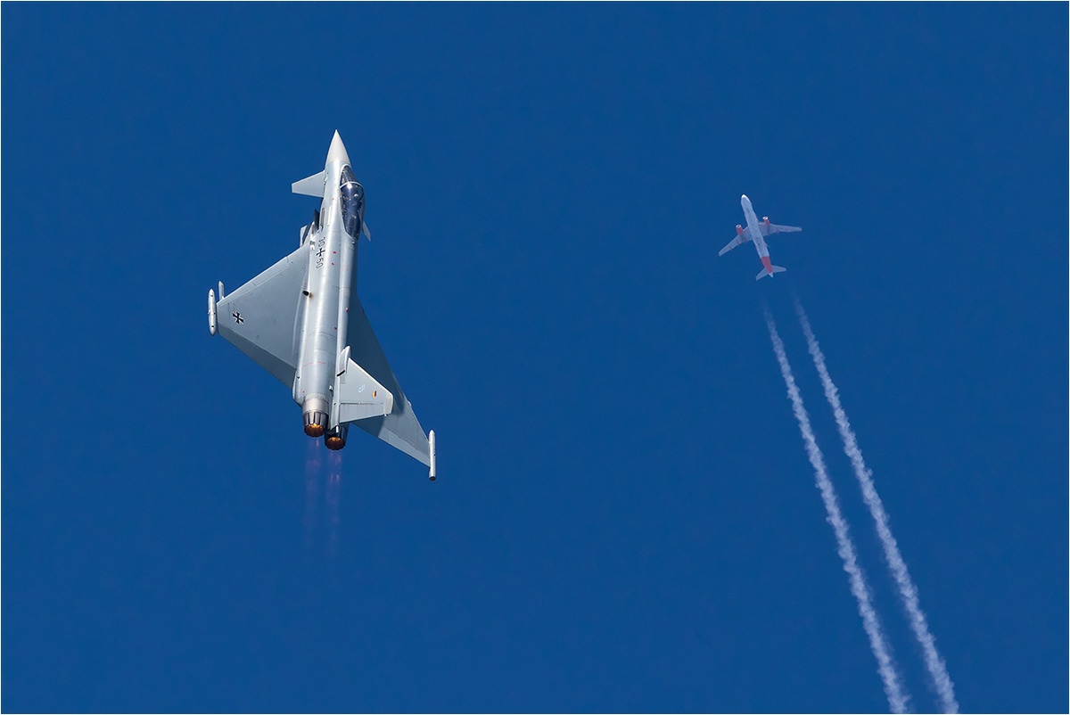 Ob das gut geht? 🙂

Canon EOS R5m2
RF100-500mm F4.5-7.1 L IS USM (500 mm)
1/3200 sek, ISO: 640, F7.1, +0.0
Aufnahmedatum: 18.08.2025 09:55 Uhr

Canon-Einstellungen:
Belichtungsmodus: M (Manuell)
AF-Methode: AF flexible Zone 1 mit Motiverkennung
AF Case: Auto
AF-Betrieb: AI Servo AF
Augenerkennung: Ein
Motiverkennung: Vehicles
Focus-Distanz: >81.91 m
Bildqualität: CRAW
Auslöser-Modus: Electronic
Aufnahmeart: Serienaufnahme
Stabilisierung: Ein (2)
Kamera Temp.: 41 C

Bearbeitung: 
#Lightroom #Photoshop #Topazlabs #PhotoSupreme

#photography #canon #canondeutschland #planespotting #aviationgeek #aviation #avationlovers #afterburner #eurofighter #teamluftwaffe #luftwaffe #Bundeswehr