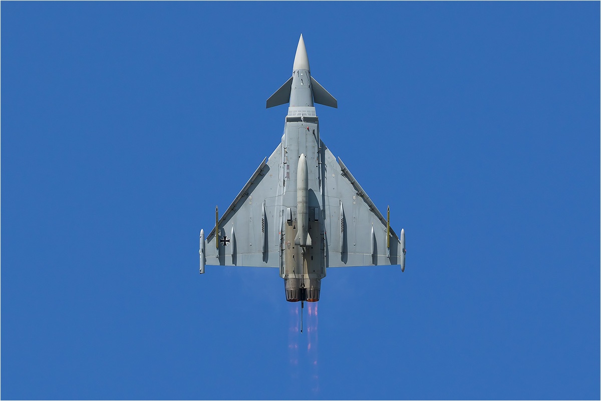 Donnervogel aus Neuburg.

Canon EOS R5m2
RF100-500mm F4.5-7.1 L IS USM (223 mm)
1/3200 sek, ISO: 640, F7.1, +0.0
Aufnahmedatum: 18.08.2025 09:50 Uhr

Canon-Einstellungen:
Belichtungsmodus: M (Manuell)
AF-Methode: AF flexible Zone 1 mit Motiverkennung
AF Case: Auto
AF-Betrieb: AI Servo AF
Augenerkennung: Ein
Motiverkennung: Vehicles
Focus-Distanz: >81.91 m
Bildqualität: CRAW
Auslöser-Modus: Electronic
Aufnahmeart: Serienaufnahme
Stabilisierung: Ein (2)
Kamera Temp.: 35 C

Bearbeitung: 
#Lightroom #Photoshop #Topazlabs #PhotoSupreme

#photography #canon #canondeutschland #planespotting #aviationgeek #aviation #avationlovers #afterburner #eurofighter #teamluftwaffe #luftwaffe #Bundeswehr