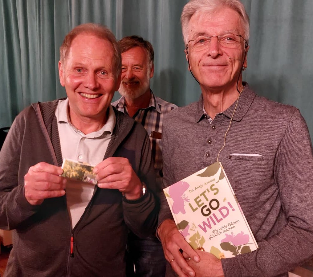 Rudi Wittmann und Erich Obster beim Geschenketausch.